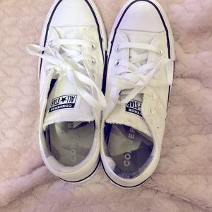Hi I’m selling my white converse great shoes